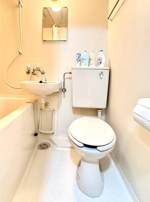 Apartemen 105号室花園駅2分ツインベットルームミニキッチンと専用バスルーム付き *
